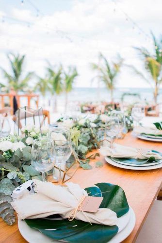 Napkins And Plates With Tropic Elements #tropicwedding #weddingdecor