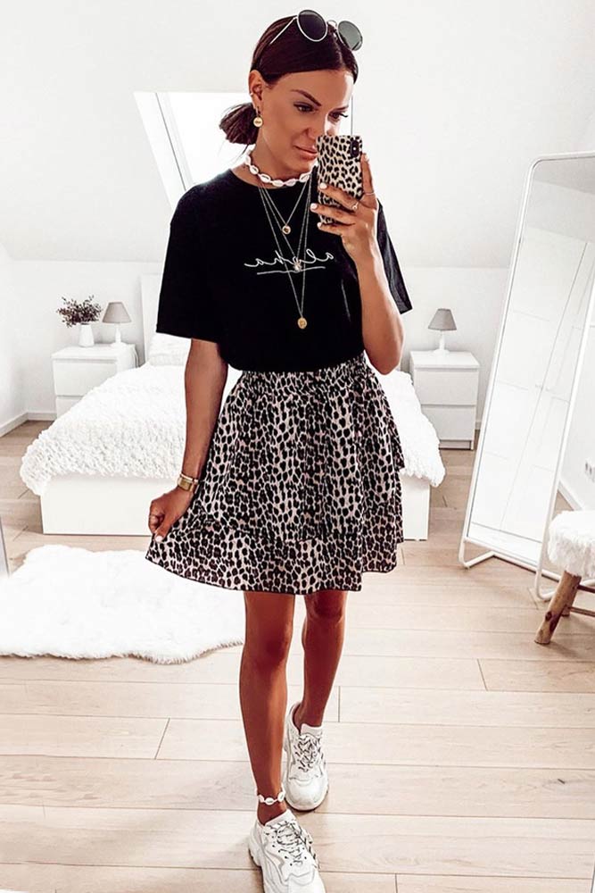 Leopard Skirt With Black T-shirt Outfit #leopardskirt