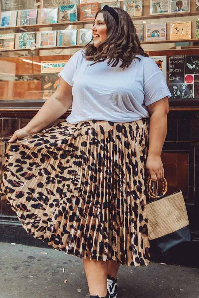 Midi Leopard Plus Size Skirt With White T-Shirt Outfit #leopardskirt #plussize