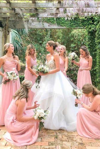 Bridesmaids Lending A Hand #wedding #weddingphoto #bride