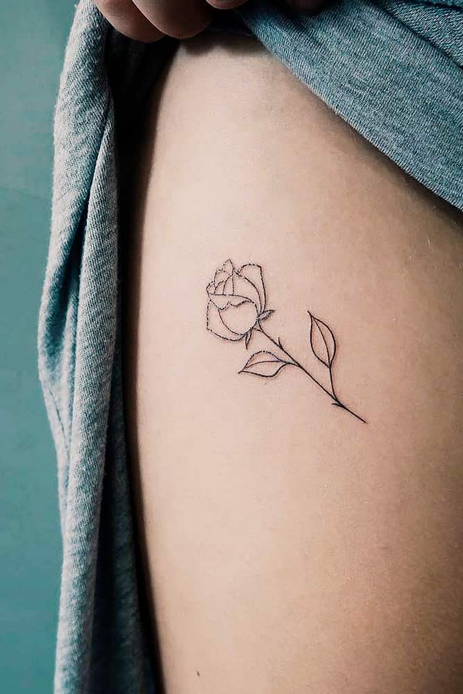 Un simple tatuaje de rosa en el muslo #simpletattoo #rosetattoo