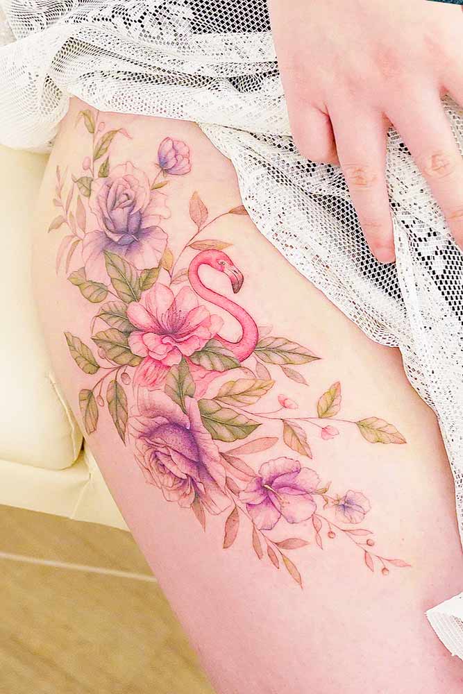 Un tatuaje floral en el muslo con un flamenco #flamingotattoo #floraltattoo