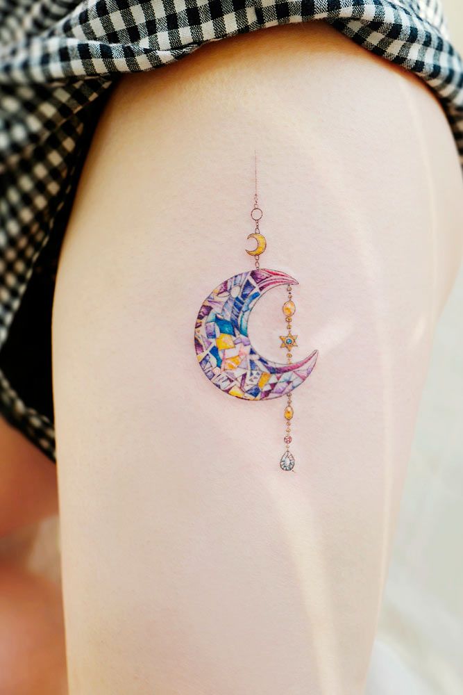 Un pequeño tatuaje lateral del muslo con la luna #moontattoo