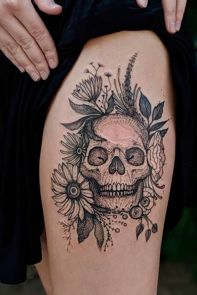 Una idea de tatuaje de calavera en blanco y negro con flores #skulltattoo #floraltattoo