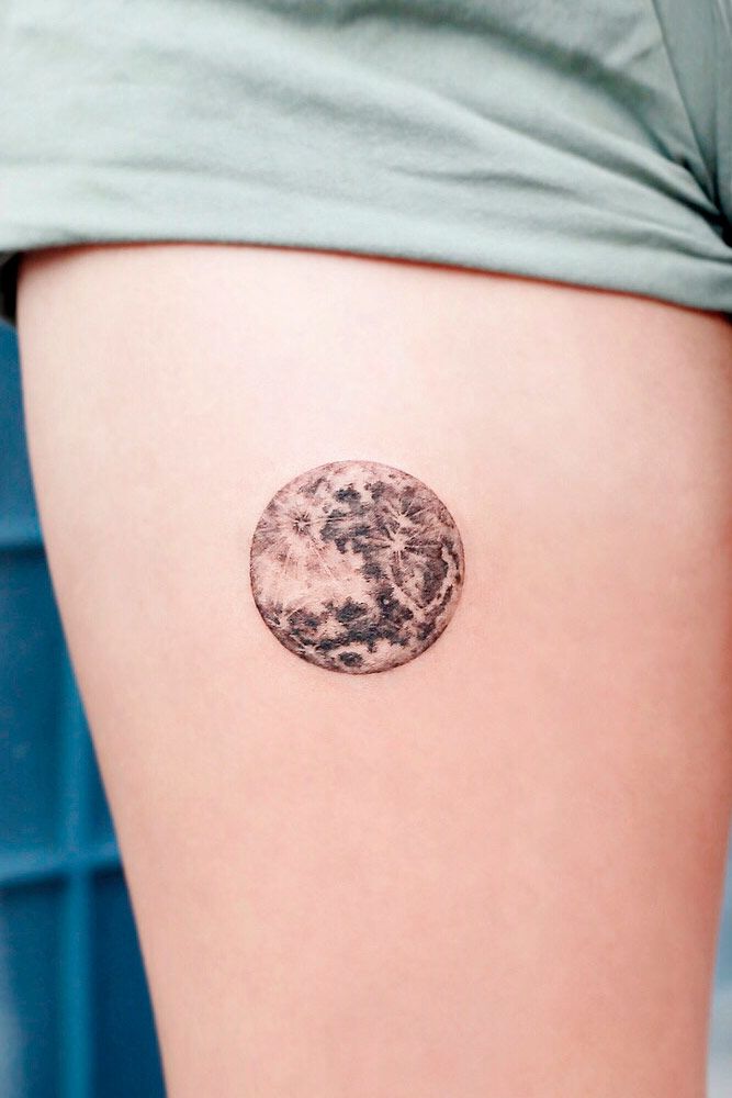 Un pequeño tatuaje realista de luna en el muslo #moontattoo