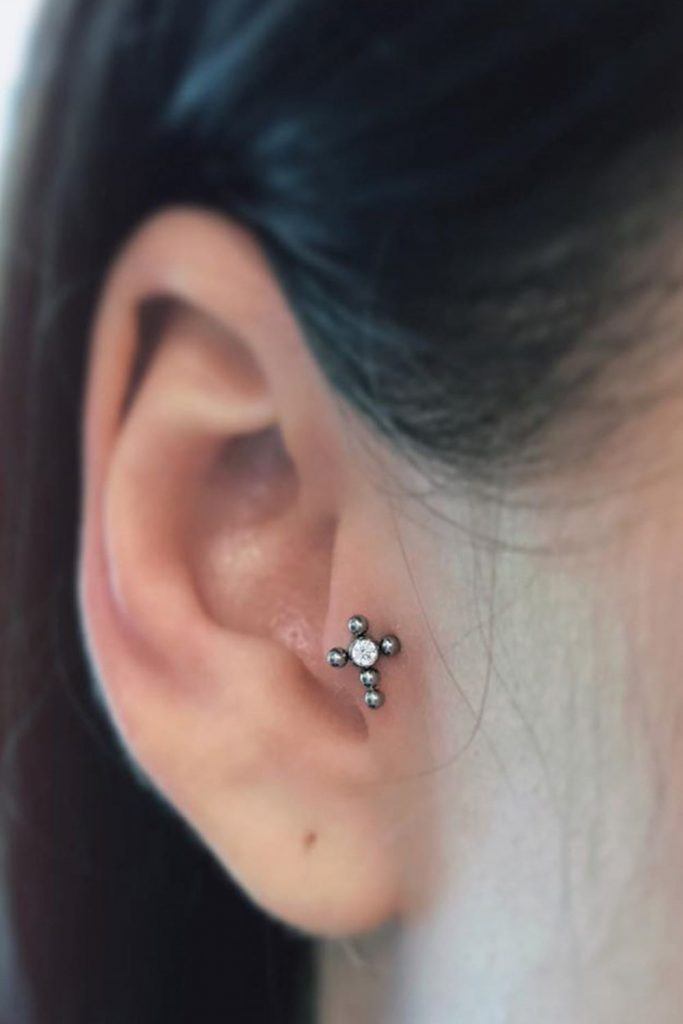 Minimalistic Cross Tragus Piercing #crosspiercing #minimalisticpiercing