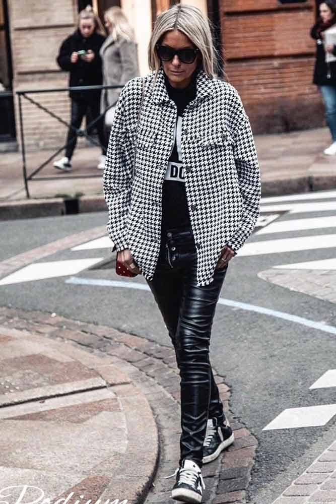 Print Oversized Jacket With Leather Leggings Outfit #oversizejacket #leatherleggings