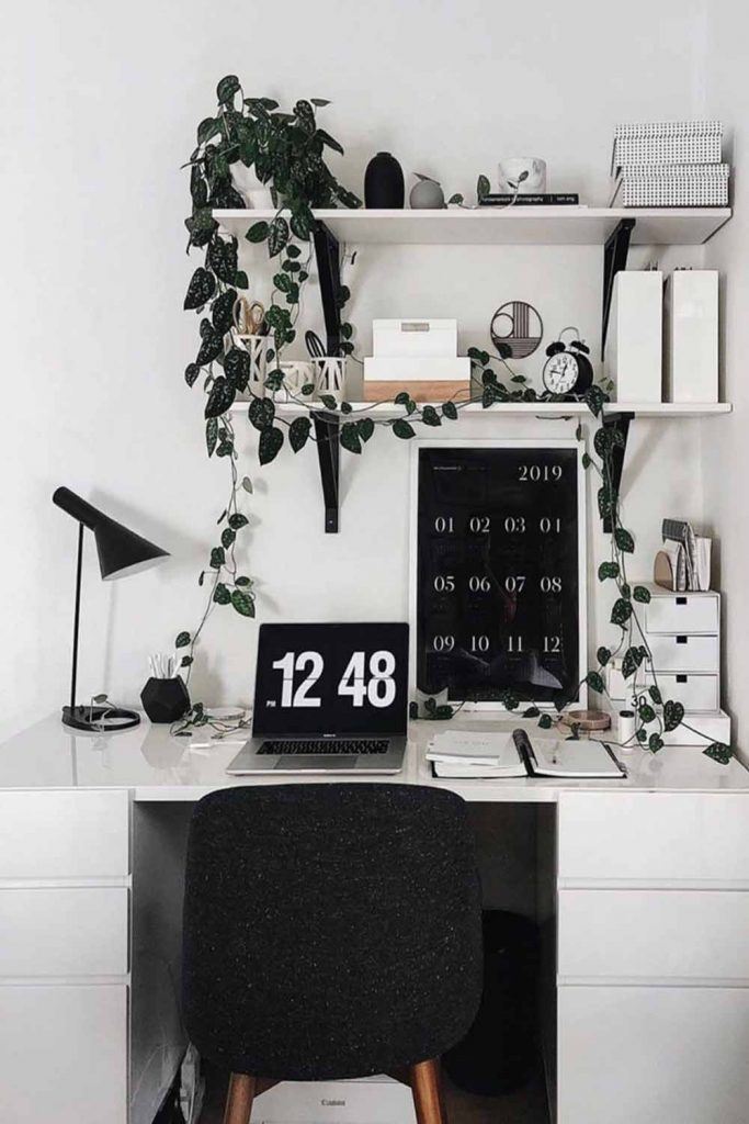 Black And White Home Office Décor Idea #calendar #deskorganization