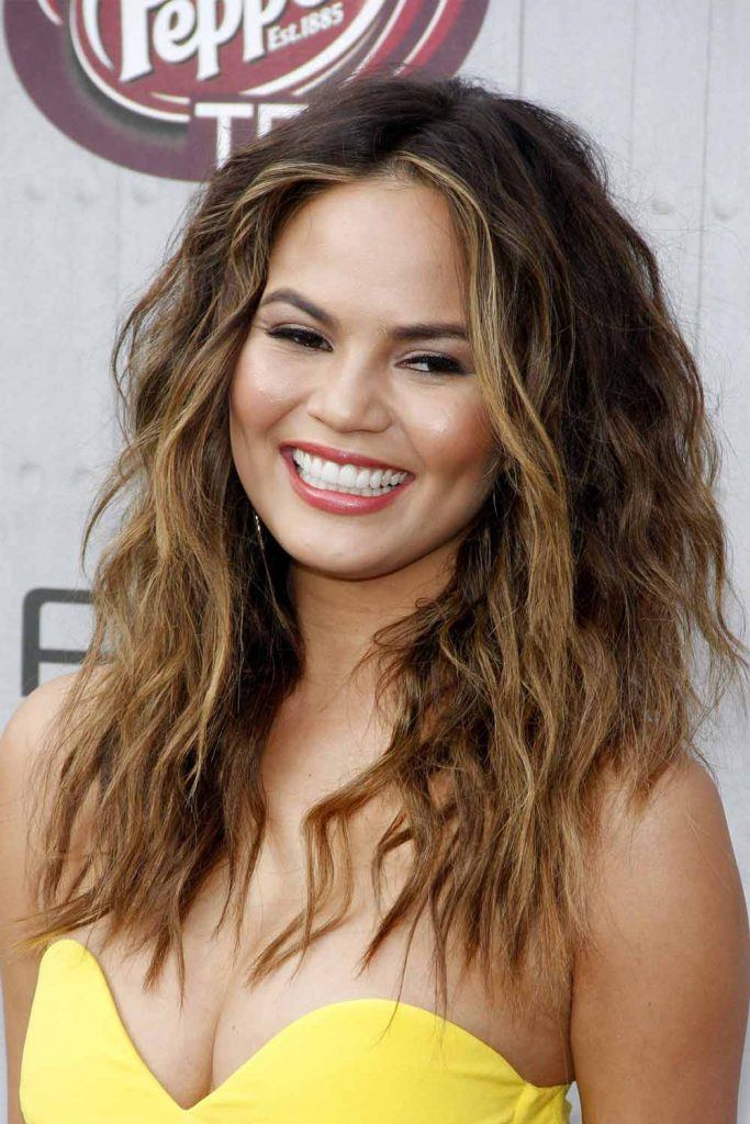 Chrissy Teigen com cachos Balayage