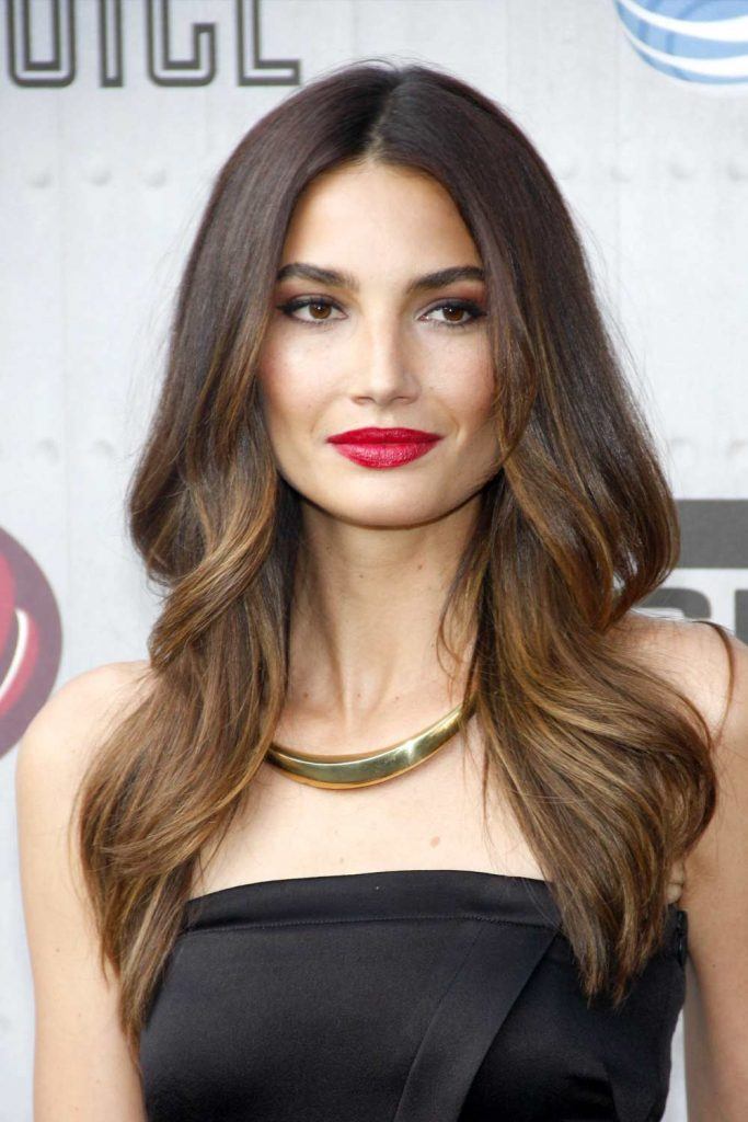 Lily Aldridge com ondas volumosas de Balayage