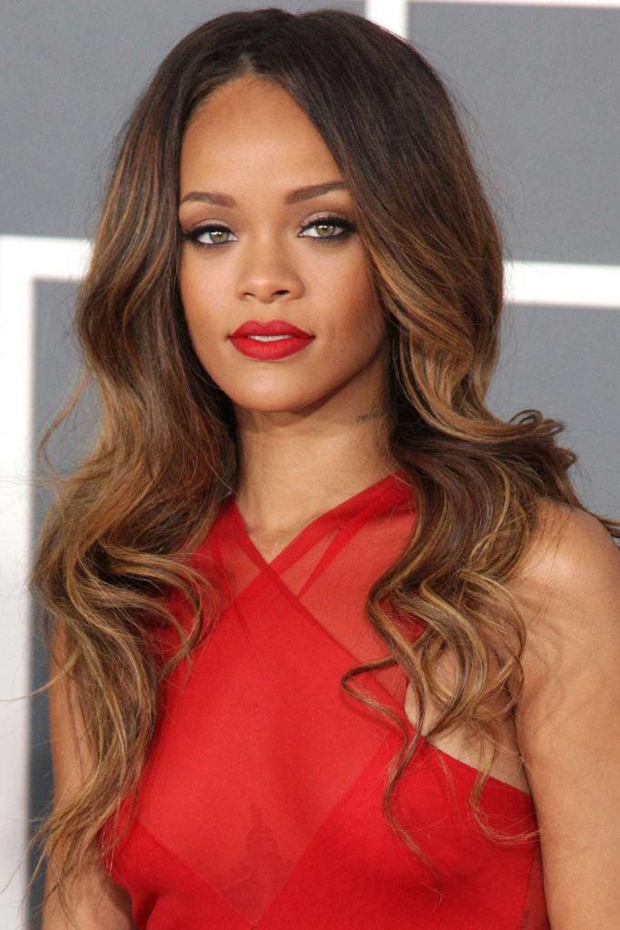 Rihanna com ondas volumosas de Balayage