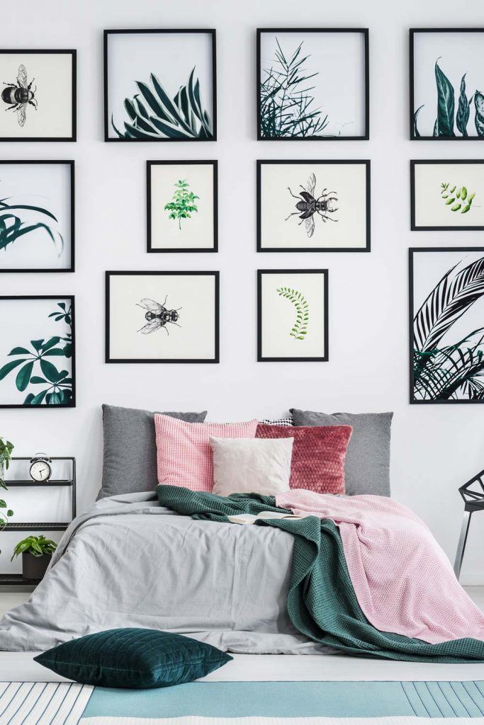 How to Decorate Wall with Lots of Pictures