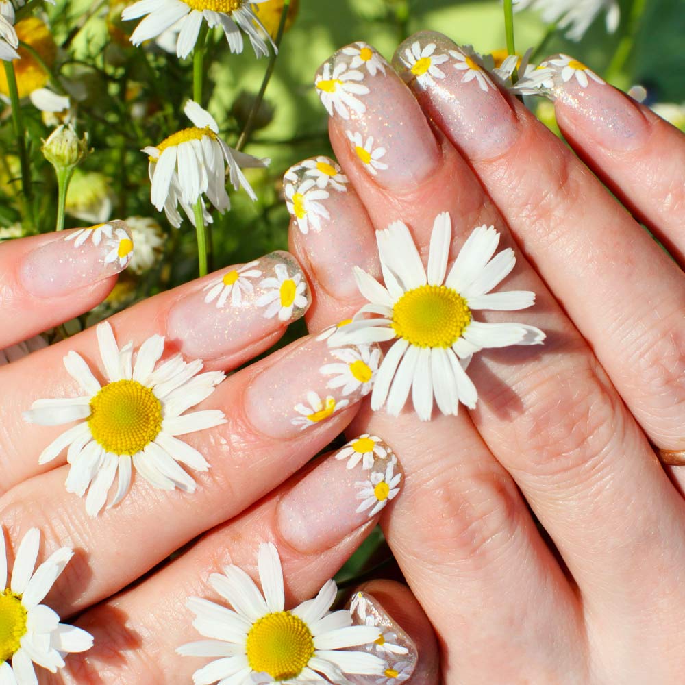 Cute Spring Nails with Daisies