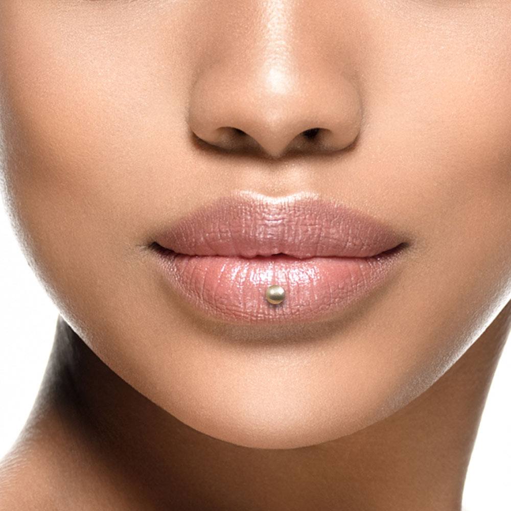 Bottom lip outlet labret piercing