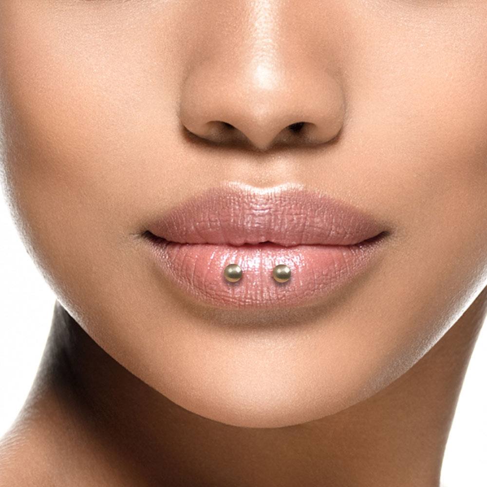 Horisontal Lip Piercing
