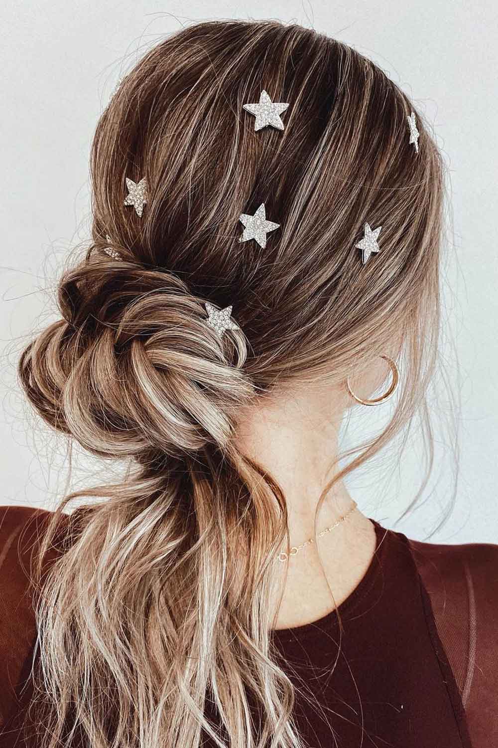 Peinado de cola de caballo con accesorios de estrella.