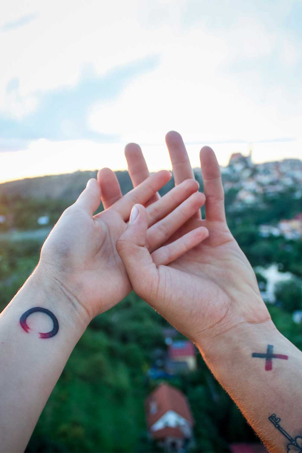 Tatuagens de pulso minimalistas para casal