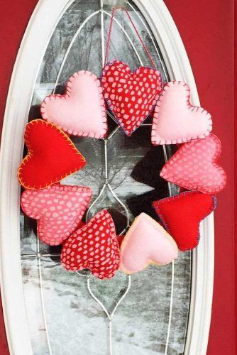 DIY Hearts Wreath For Valentines Day Decorations #heartswreath #wreathdecor