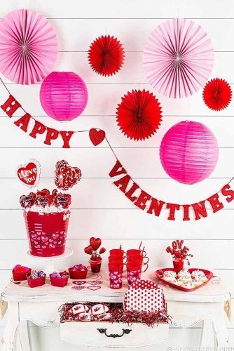  KatchOn, Valentines Hanging Hearts Decorations - Pack of 30, No  DIY, Valentines Hanging Swirls for Valentines Day Decorations, Valentine  Decorations for Classroom