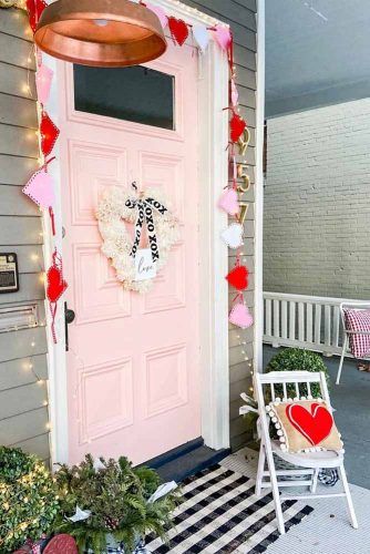 Front Porch Valentines Day Decorations #doordecor #heartsgarland