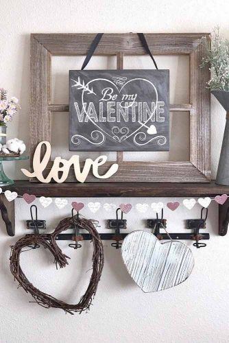 Rustic Wood Valentines Day Decor #rusticdecor #hearts