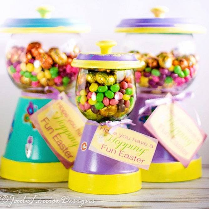 Home Easter Decorations: Candy Jar Centerpieces