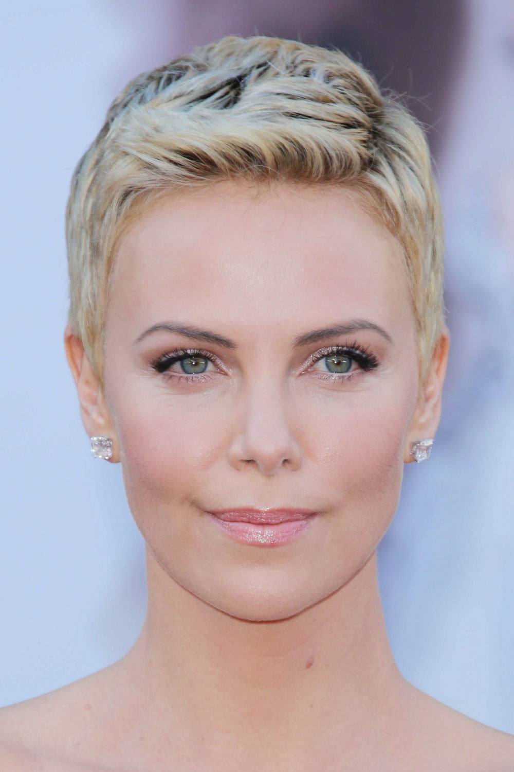 Charlize Theron com Pixie Loira Super Curta