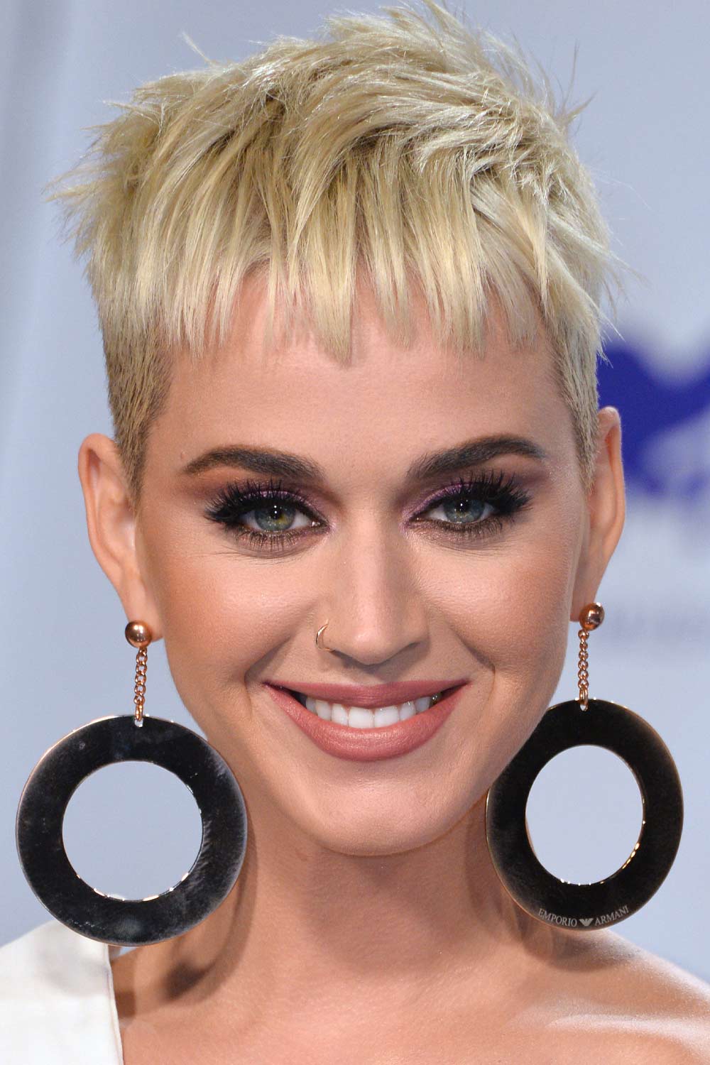 Katy Perry com corte loiro Pixie