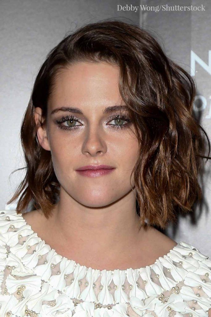 Kristen Stewart Dark Wavy Bob com mechas