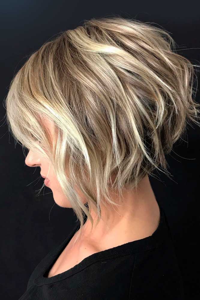 Short Inverted Bob With Blonde Highlights #blondehair #blondehighlights