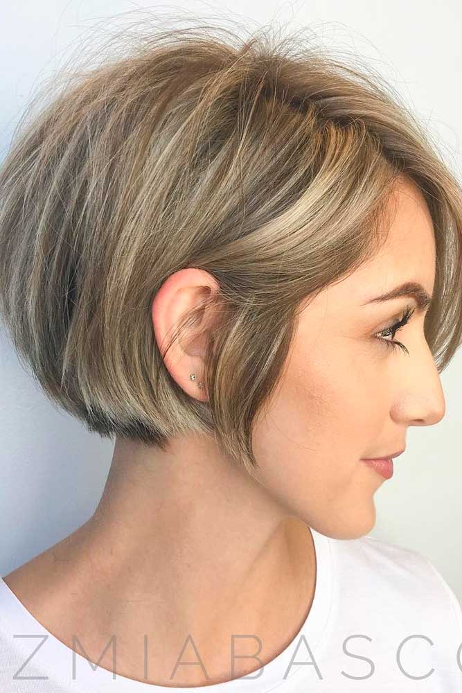 Short Inverted Bob With Blonde Highlights #shorthairstyles #hairhighlights