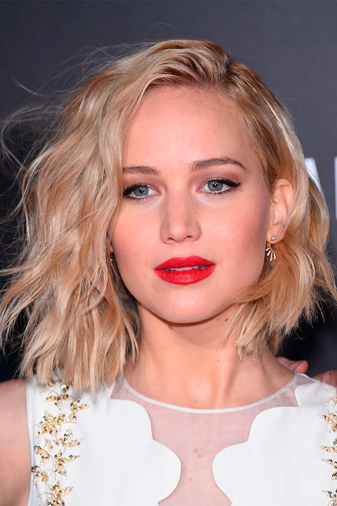 Jennifer Lawrence's Blonde Beach Waves Lob