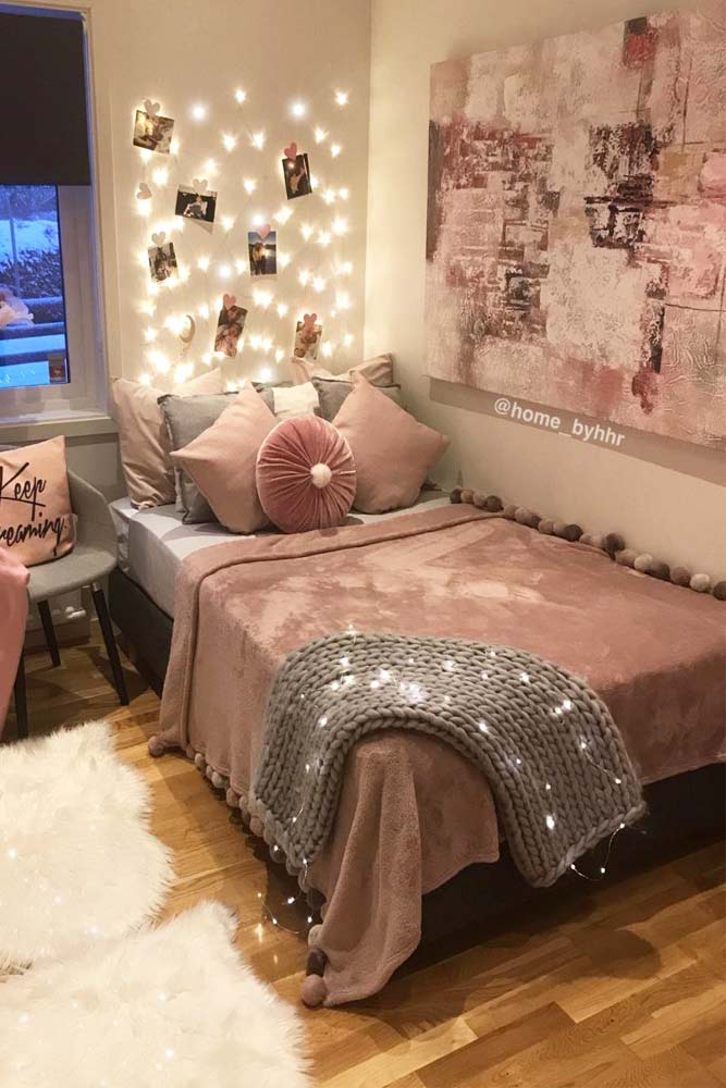 Cozy Teen Bedroom With A Platform Bed