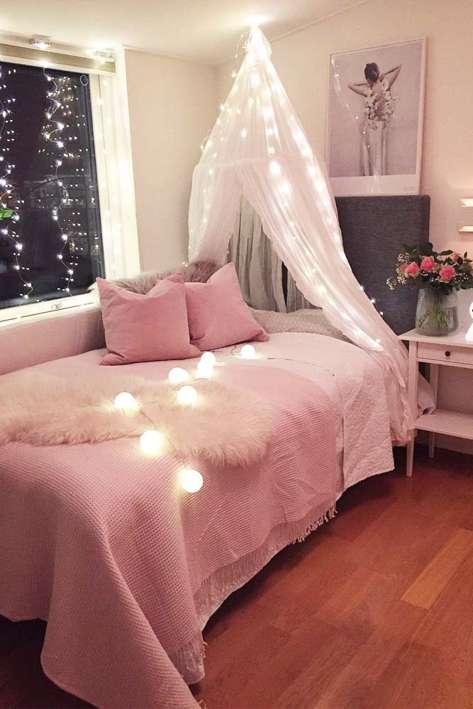 Cozy Teen Bedroom Idea With Lights