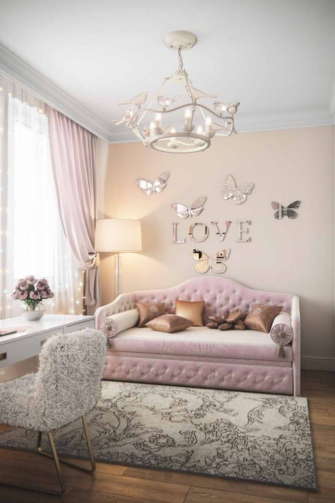 Teen Bedroom With Mirror Wall Decor #pinksofa #walldecor