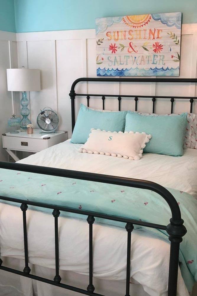 Simple Teen Bedroom Idea With Vintage Bed #vintage #furniture