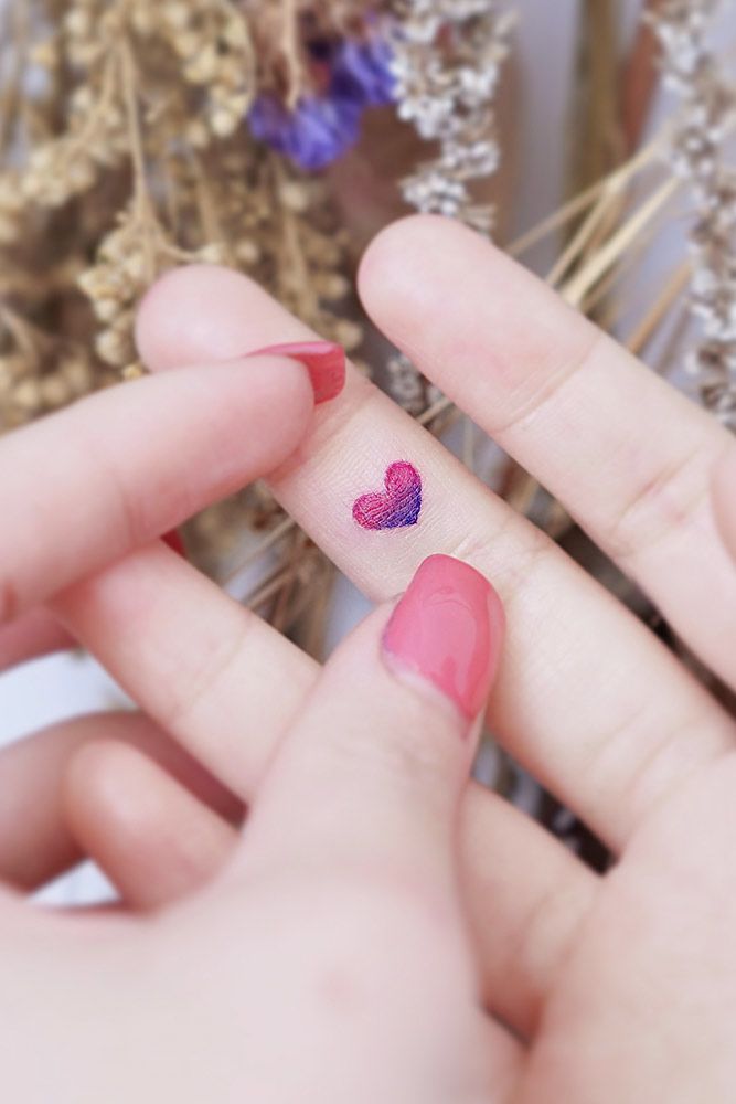 Small Heart Tattoo On Finger #fingertattoo #hearttattoo