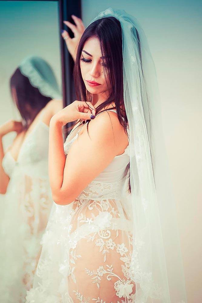 Hot Wedding Photo With Mirror #morror #bridesphoto
