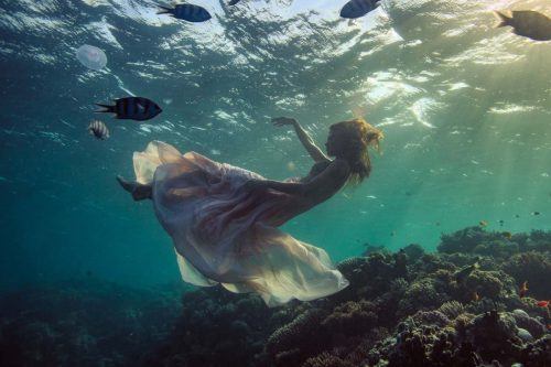 Beautiful Women Who Enjoy Underwater Photography