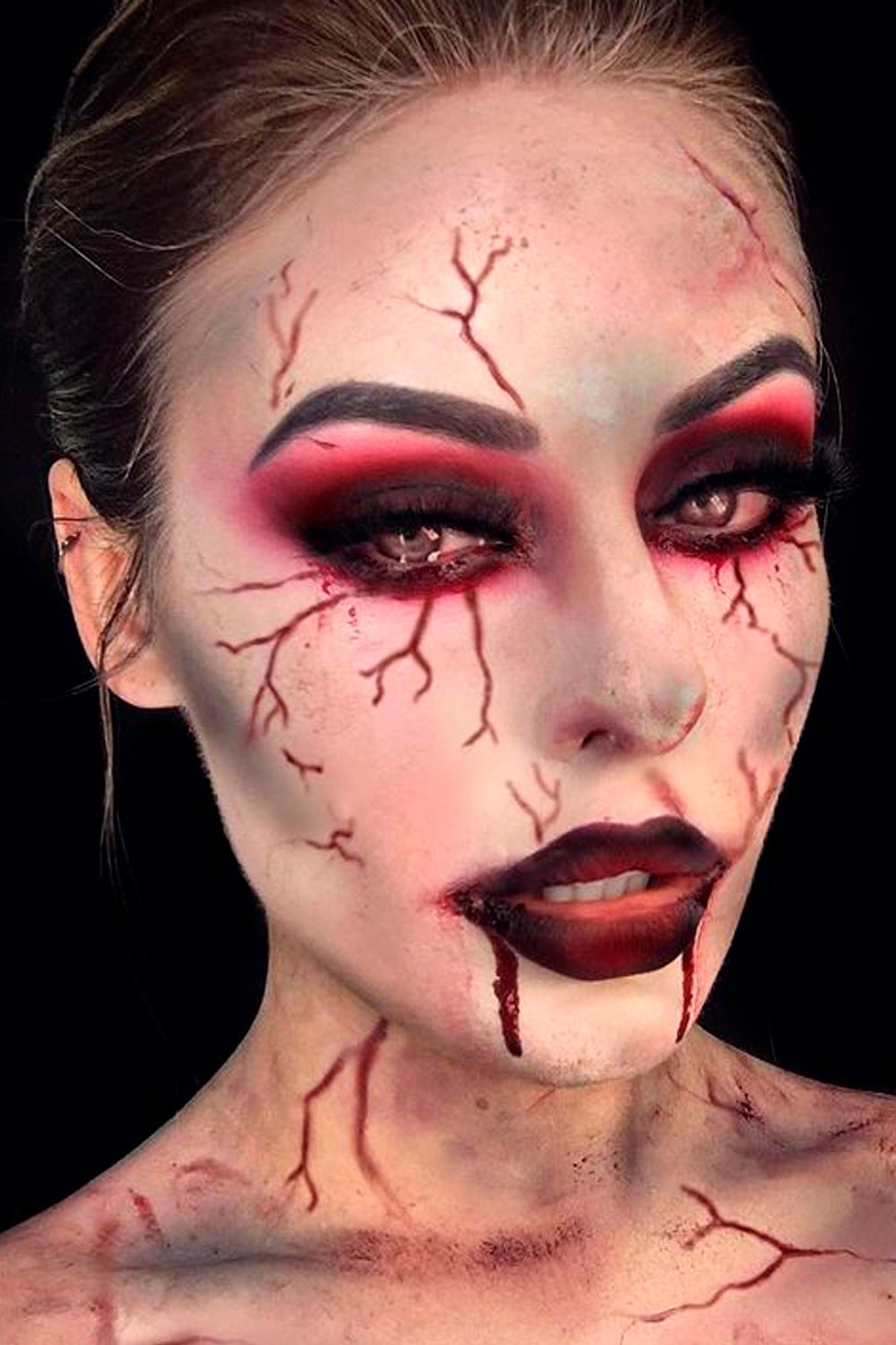 Vampire Makeup Looks With Bold Eyes