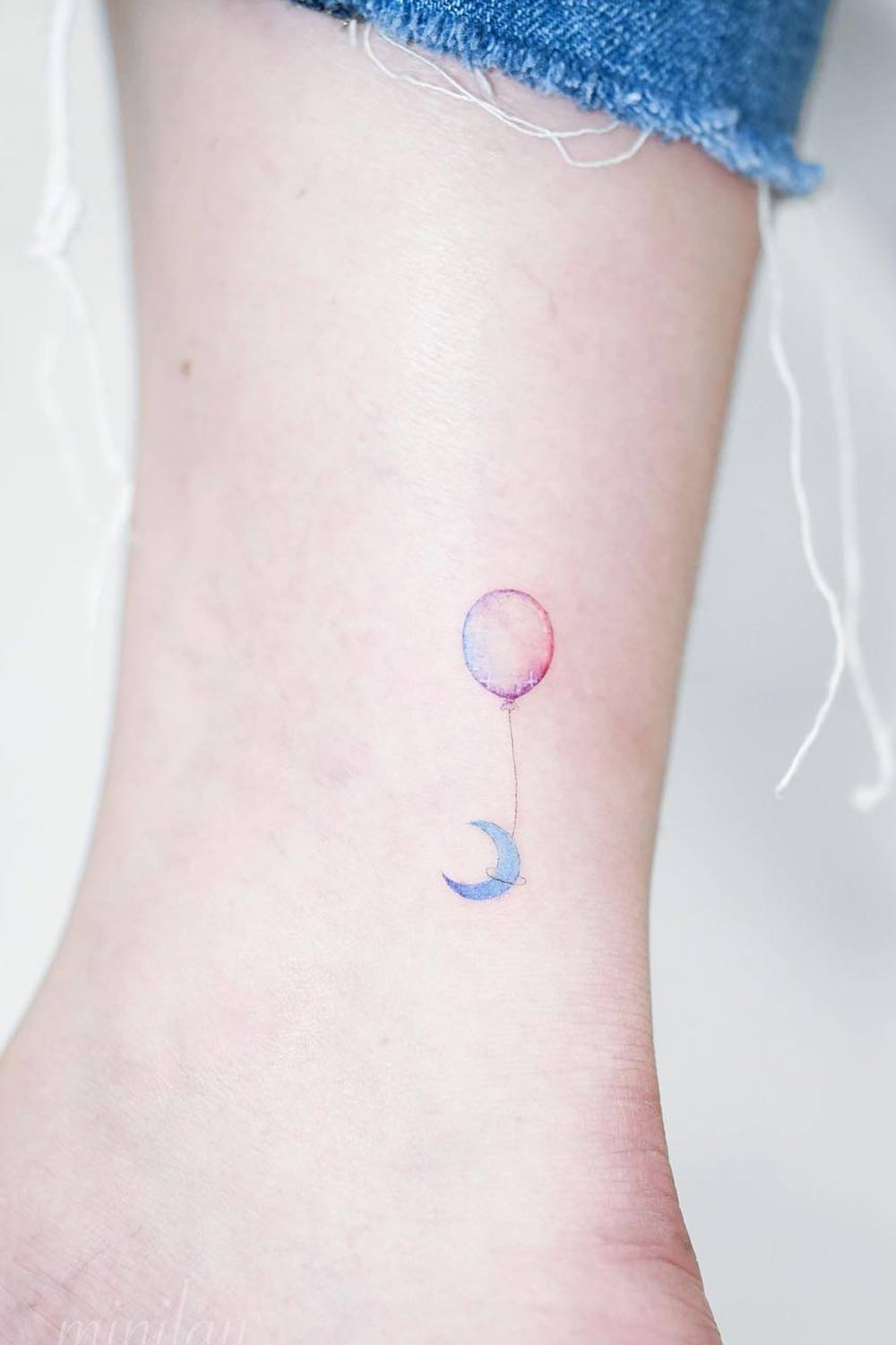 Lua com ideia de tatuagem de balão