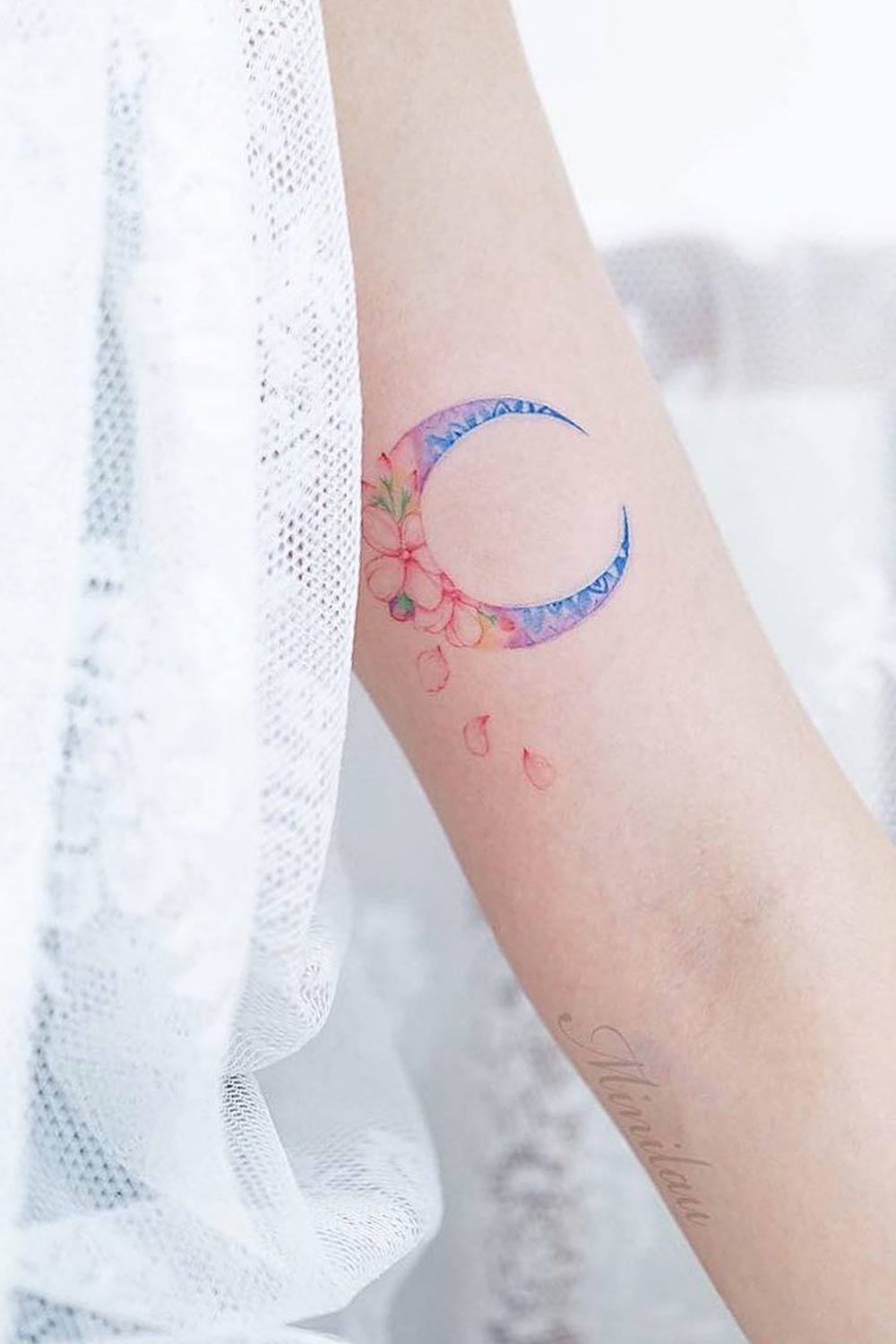 Tatuagem de lua floral pequena