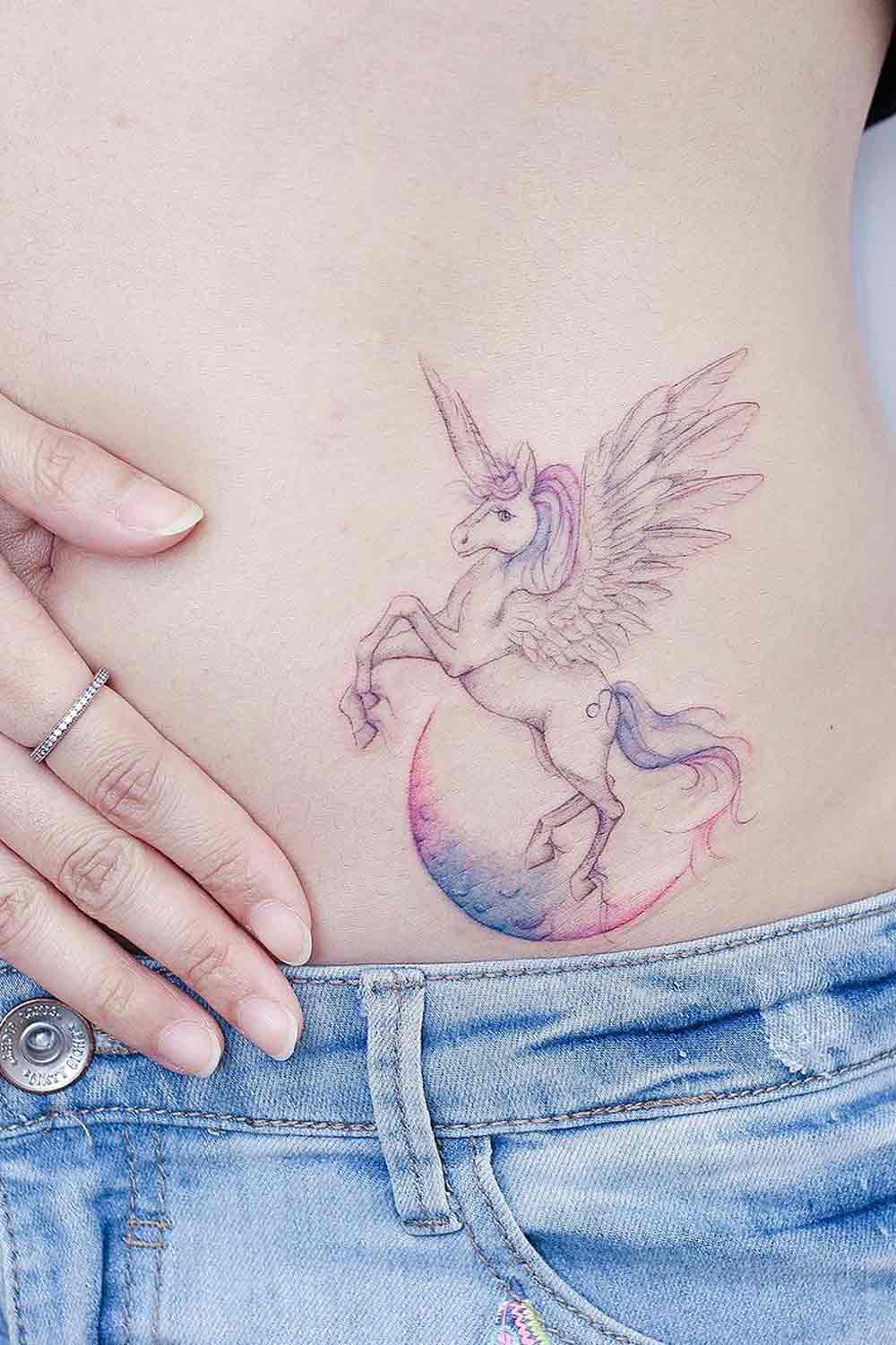 Lua Crescente com Tatuagem de Unicórnio