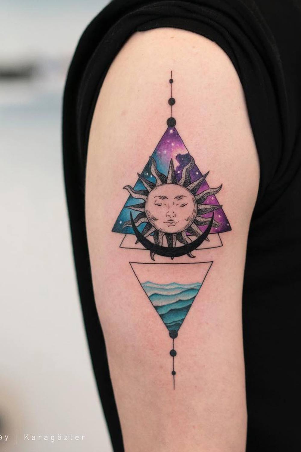 Tatuagem estilo geométrico sol e lua