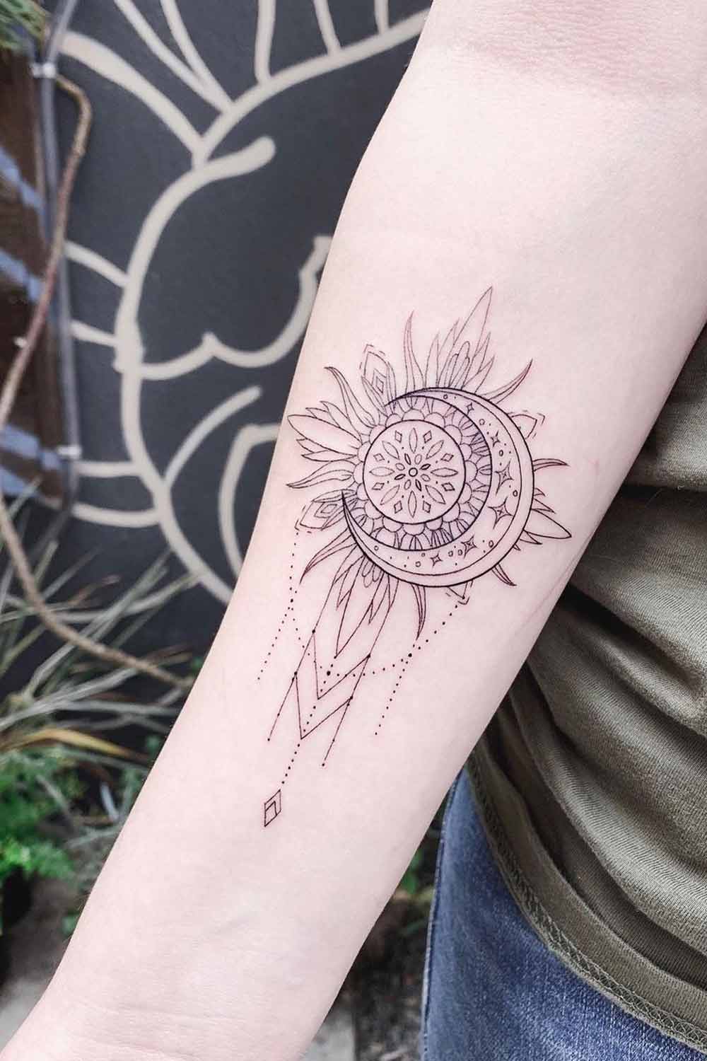 Esboçar o desenho da tatuagem do Sol e da Lua