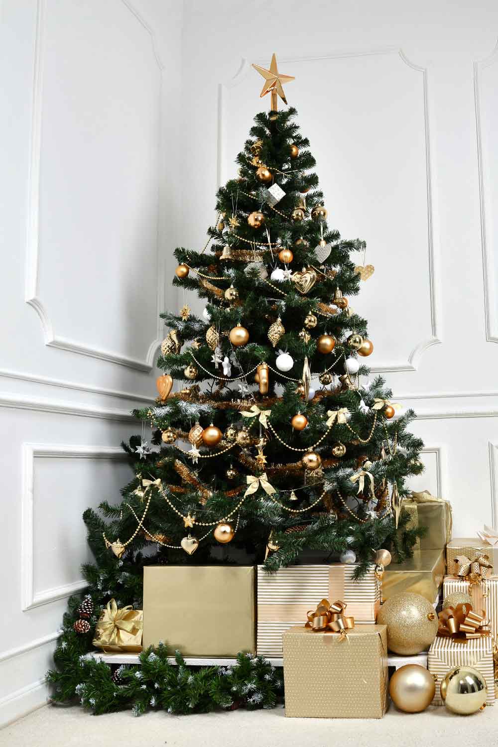 Christmas Tree Decoration with Gold Toys