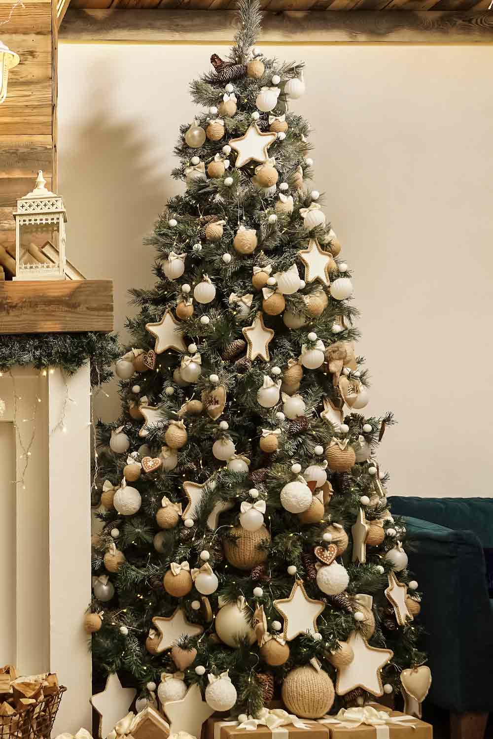 White and Gold Christmas Decoration Idea