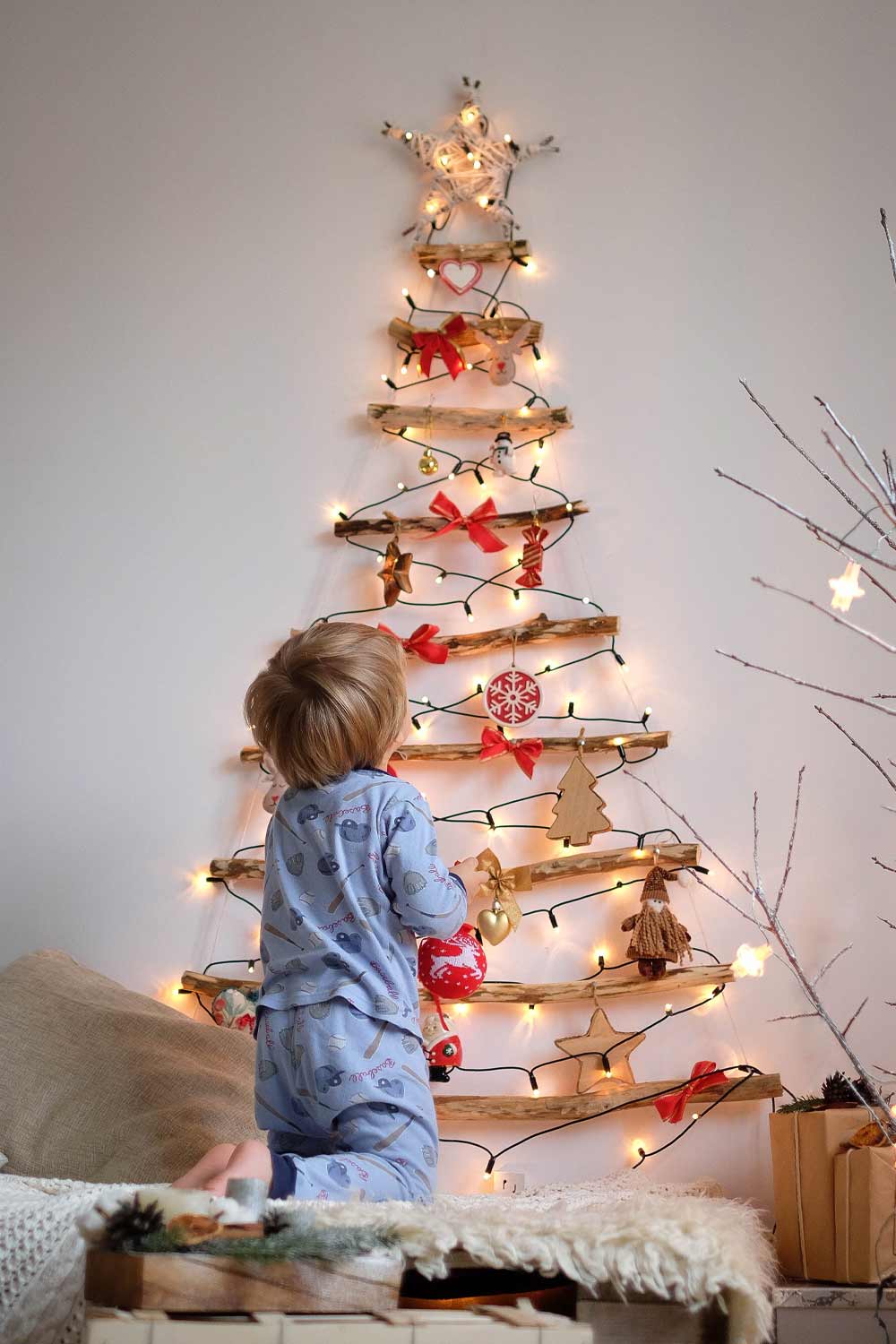 Cute Wall Christmas Tree with Leg Garlands