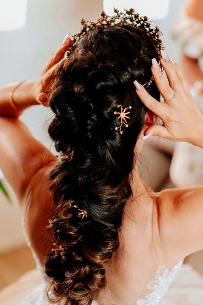 Magnífico peinado trenzado con accesorios de corona y estrella.
