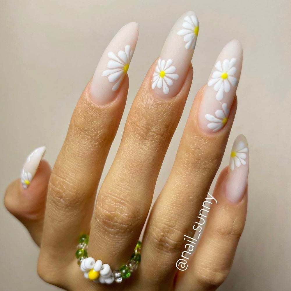 Matte Nails with Daisies 